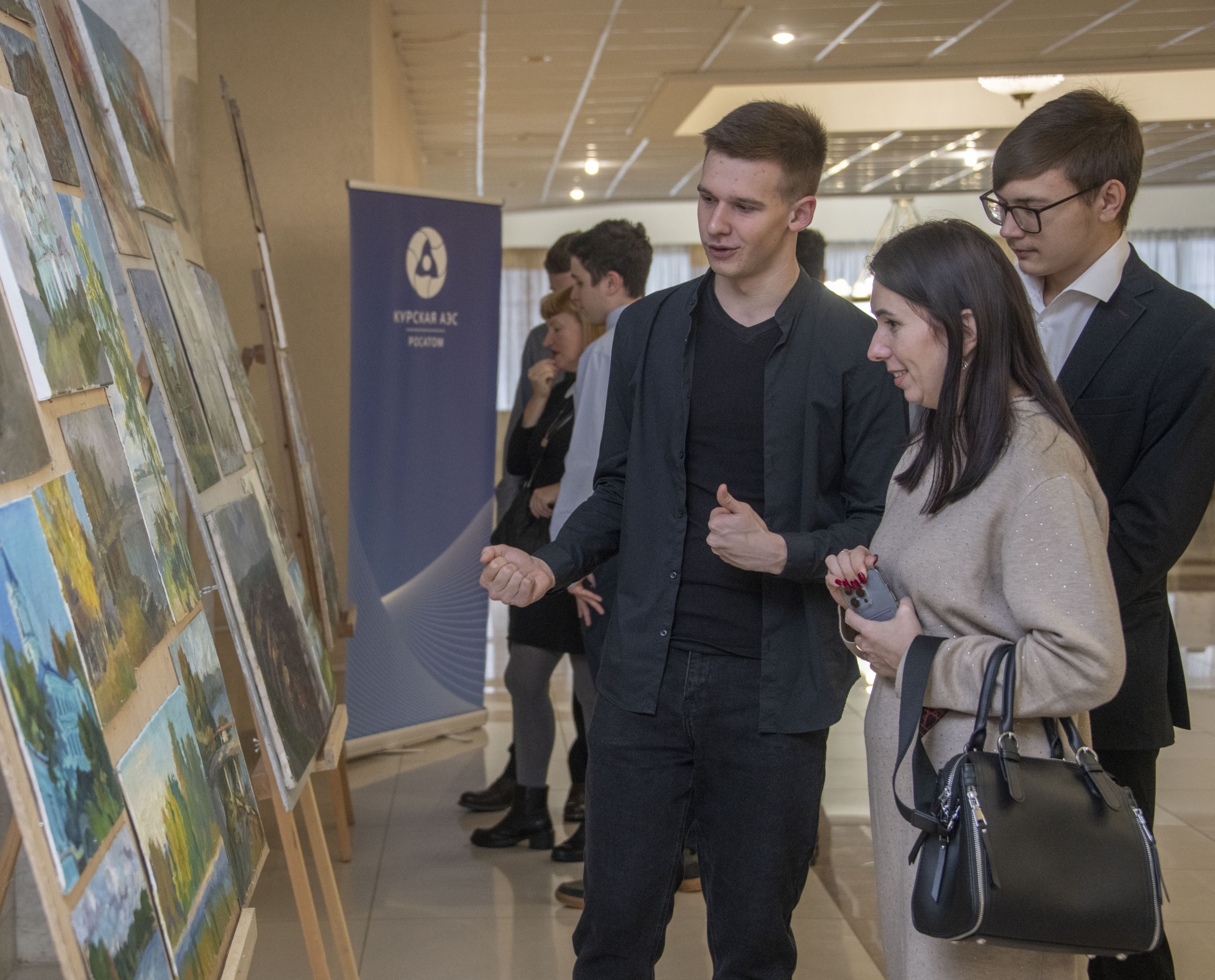 При поддержке Курской АЭС в Курчатове открылась выставка картин.