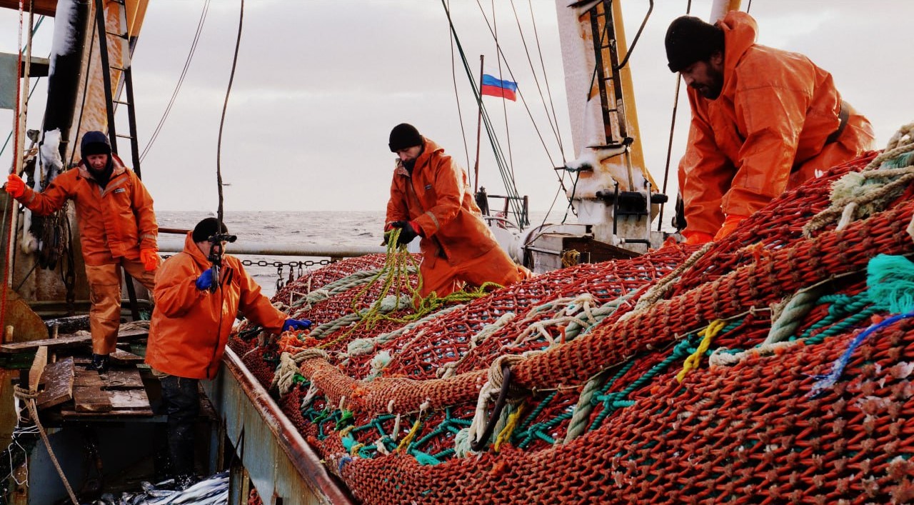 Российские рыбаки с начала 2025 года добыли более 2 млн тонн водных биоресурсов.