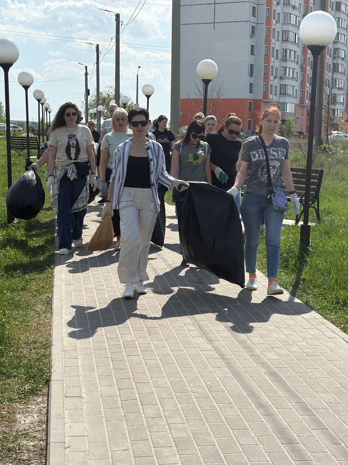 Совместная работа привела к очистке территории от мусора.