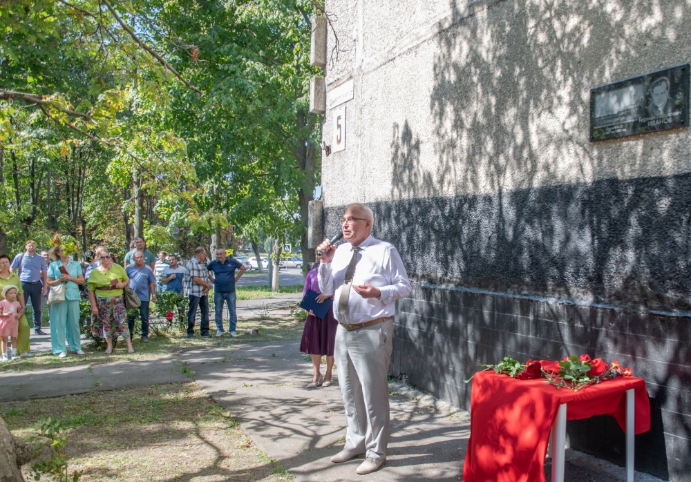 В Курчатове открыли мемориальную доску памяти ветерана атомной энергетики Германа Иванова.