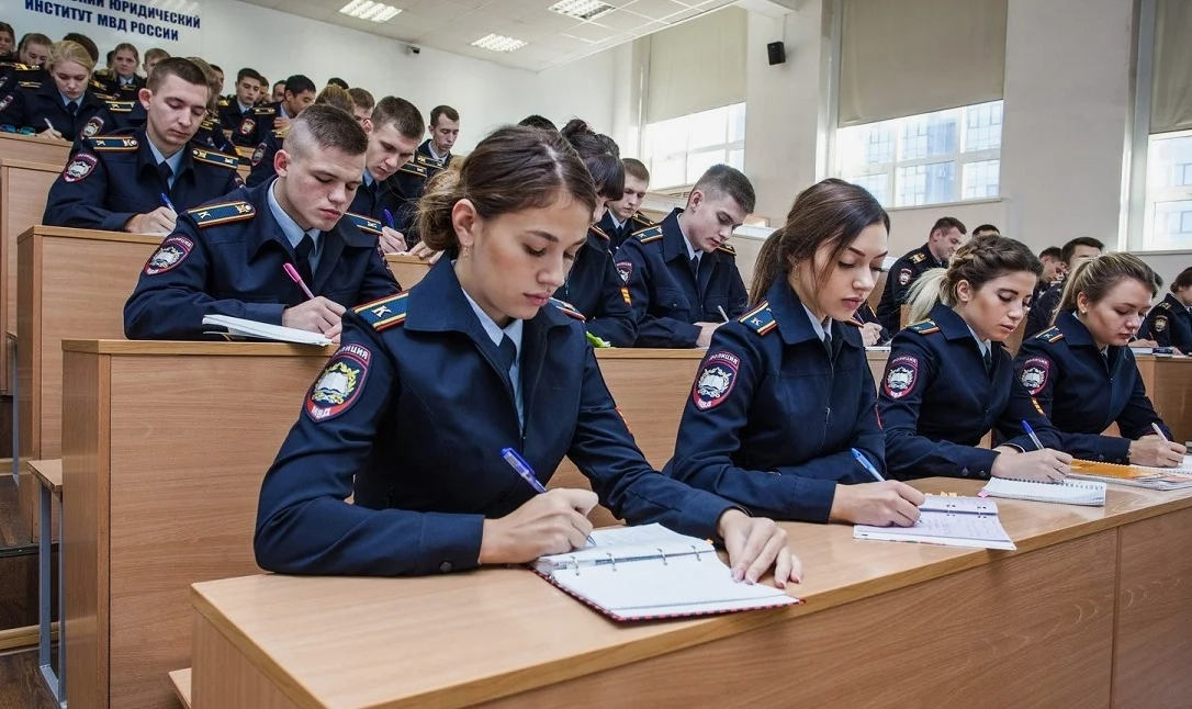 Гостей и жителей города Курчатова и Курчатовского района приглашают на учебу в ВУЗы МВД .