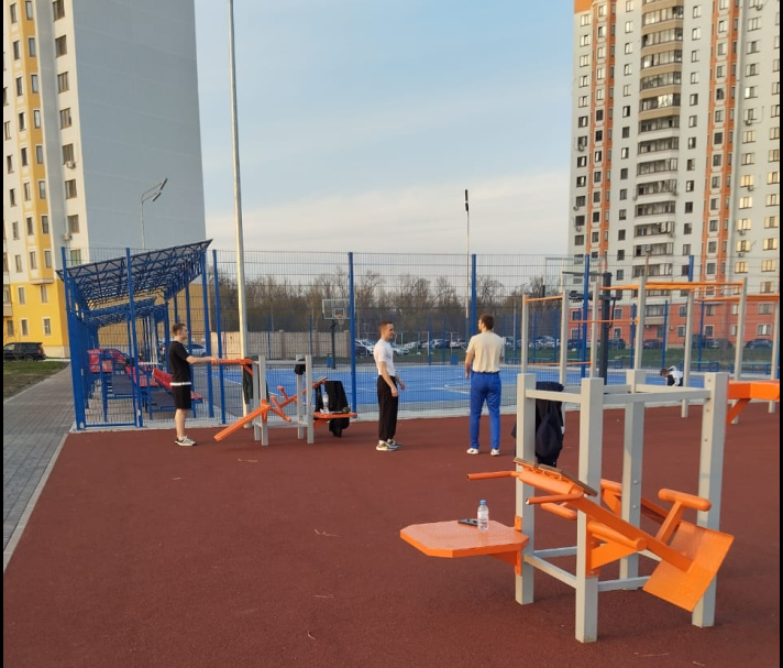 Многофункциональный спортивный стадион и парк уличных тренажёров - все для курчатовцев .