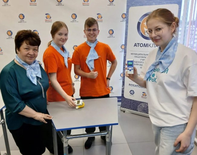 В Атомклассах научились пользоваться дозиметром.