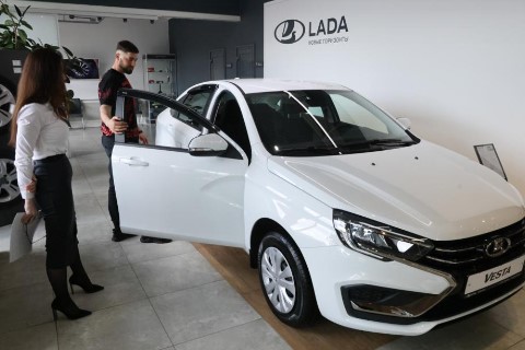 Продажи новых авто в России увеличились.