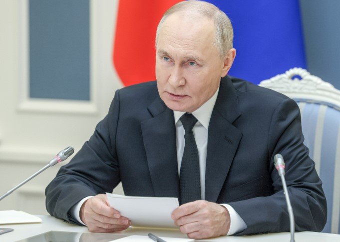 Путин поручил создать перечень из 100 лучших фильмов для показа в школах.
