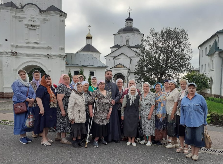     В День семьи, любви и верности: члены общества инвалидов побывали в Рыльском Свято-Никольский монастыре.