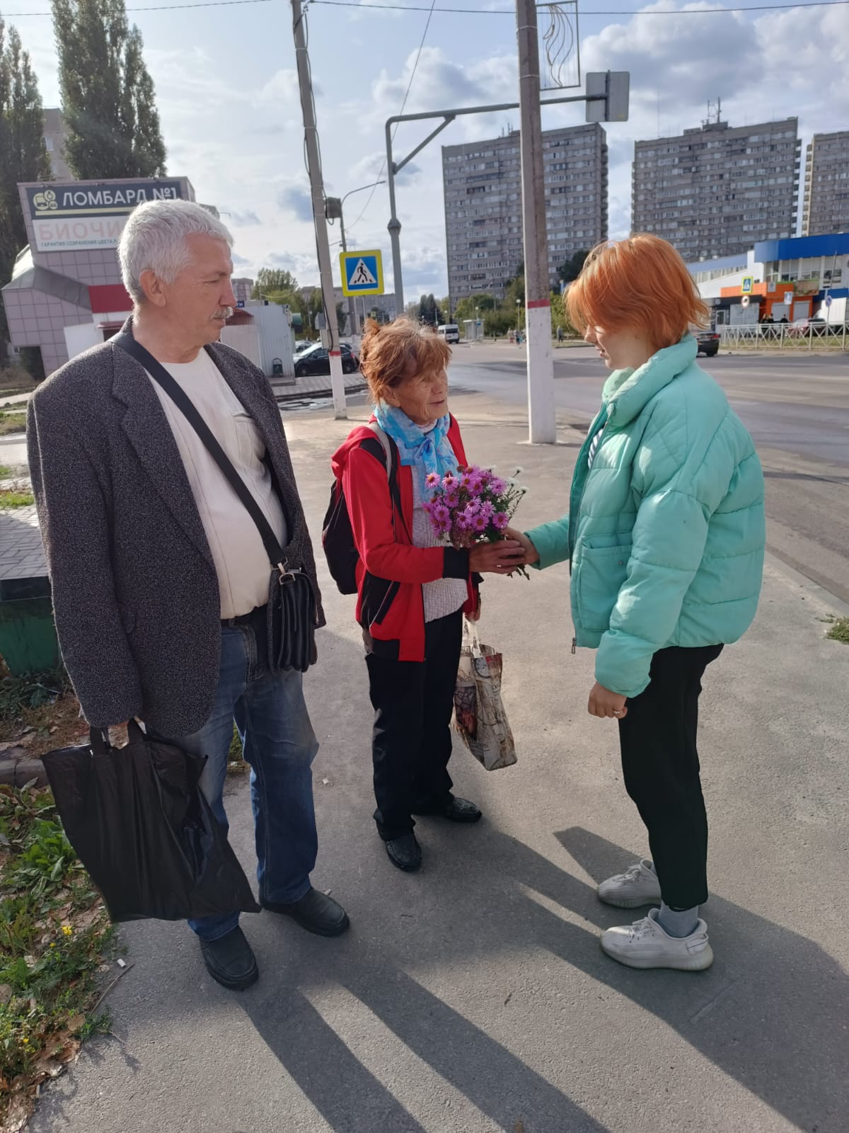 Декада пожилых людей:  здорово дарить радость незнакомым людям!.