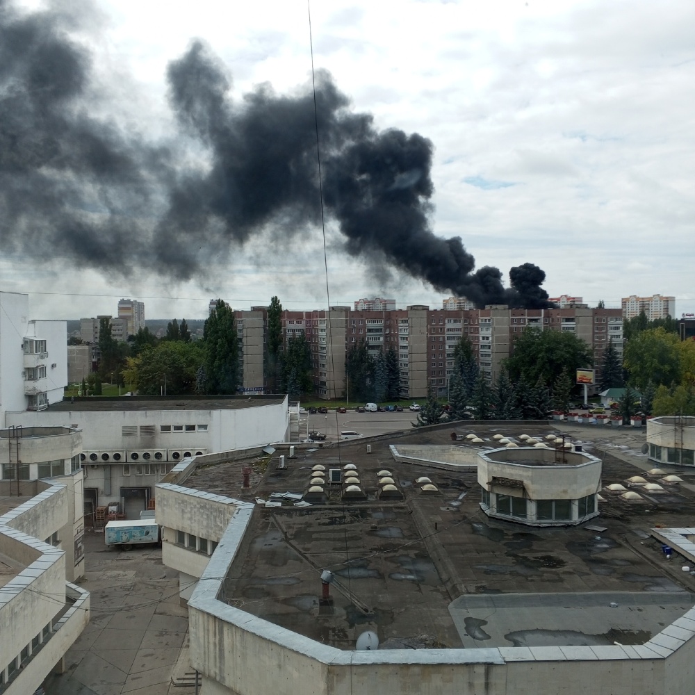 В Курчатове с интервалом в несколько часов загорелись кровли двух соседних домов.