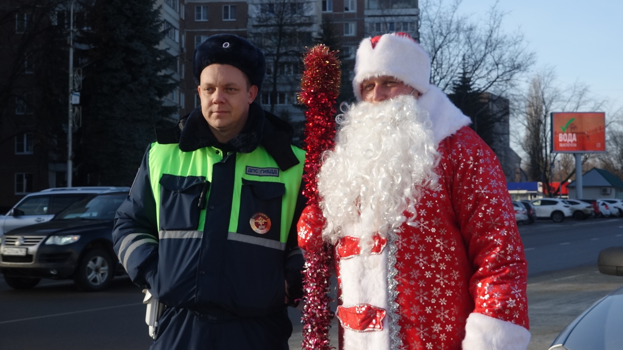 В Курчатове полицейский Дед Мороз поздравил дисциплинированных автомобилистов с Новым годом.