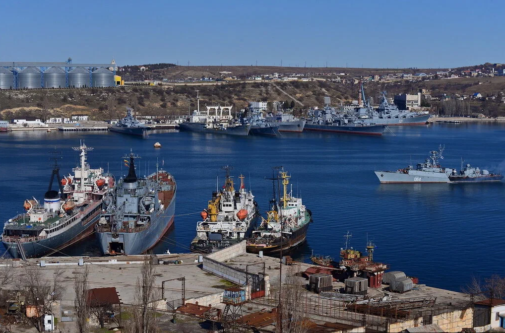 Российские морские базы. Северная бухта Севастополь. Сухарная бухта Севастополь. База ВМФ В Севастополе Южная бухта. Гавань в Севастополе.