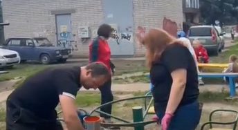 Акция. В День России волонтеры обновили детскую площадку . Акция. В День России волонтеры обновили детскую площадку .