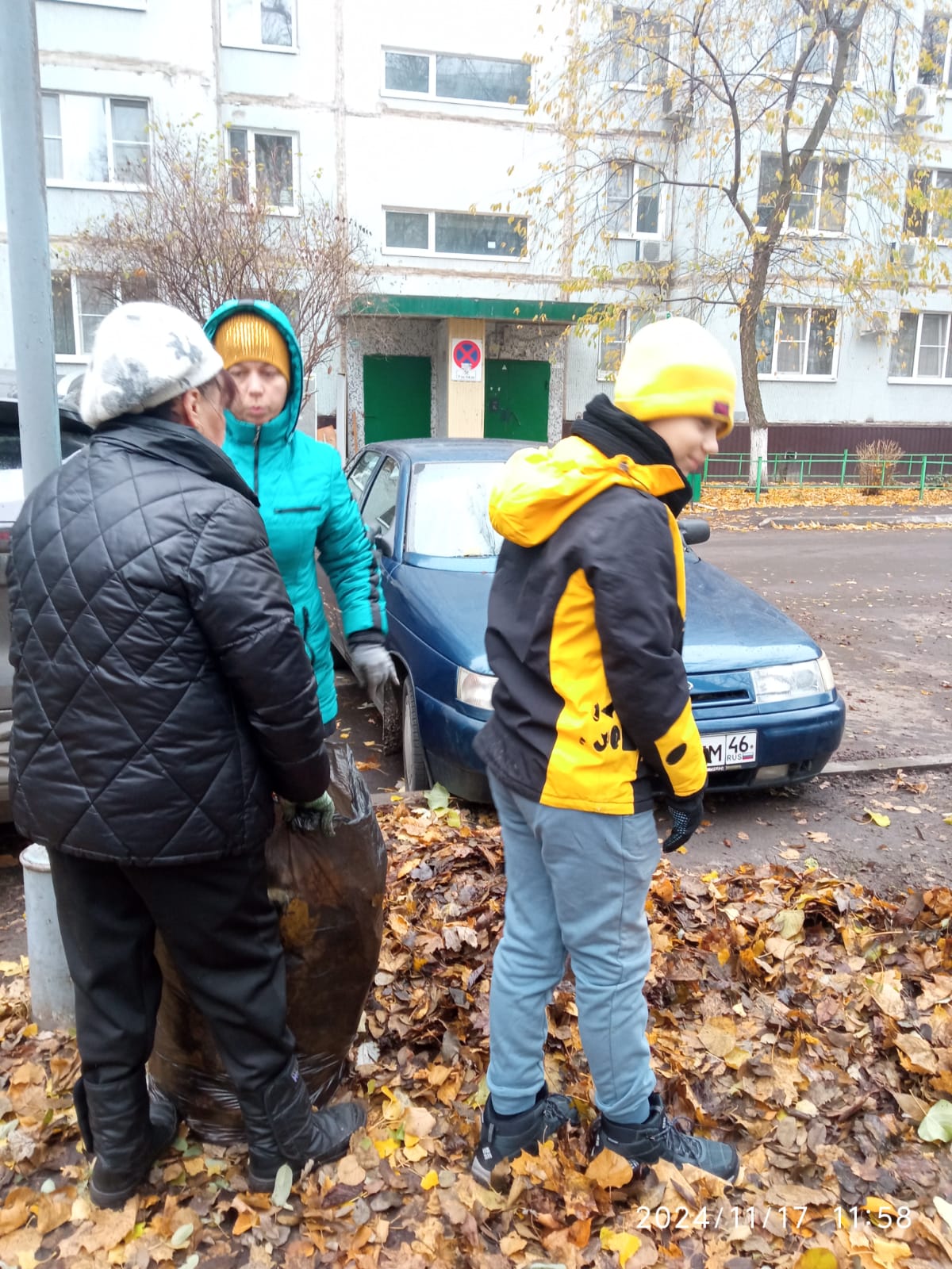 ТОС «Космонавты»: дружно убираем опавшую листву!.